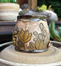 Load image into Gallery viewer, Cottage Bloom M002