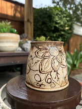 Load image into Gallery viewer, Cottage Bloom M011