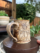 Load image into Gallery viewer, Cottage Bloom M013